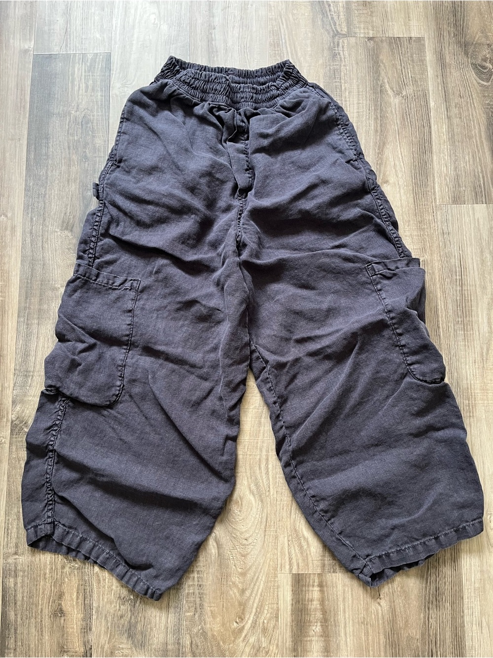 Meals linen Women's Relaxed Cargo Pants in Black